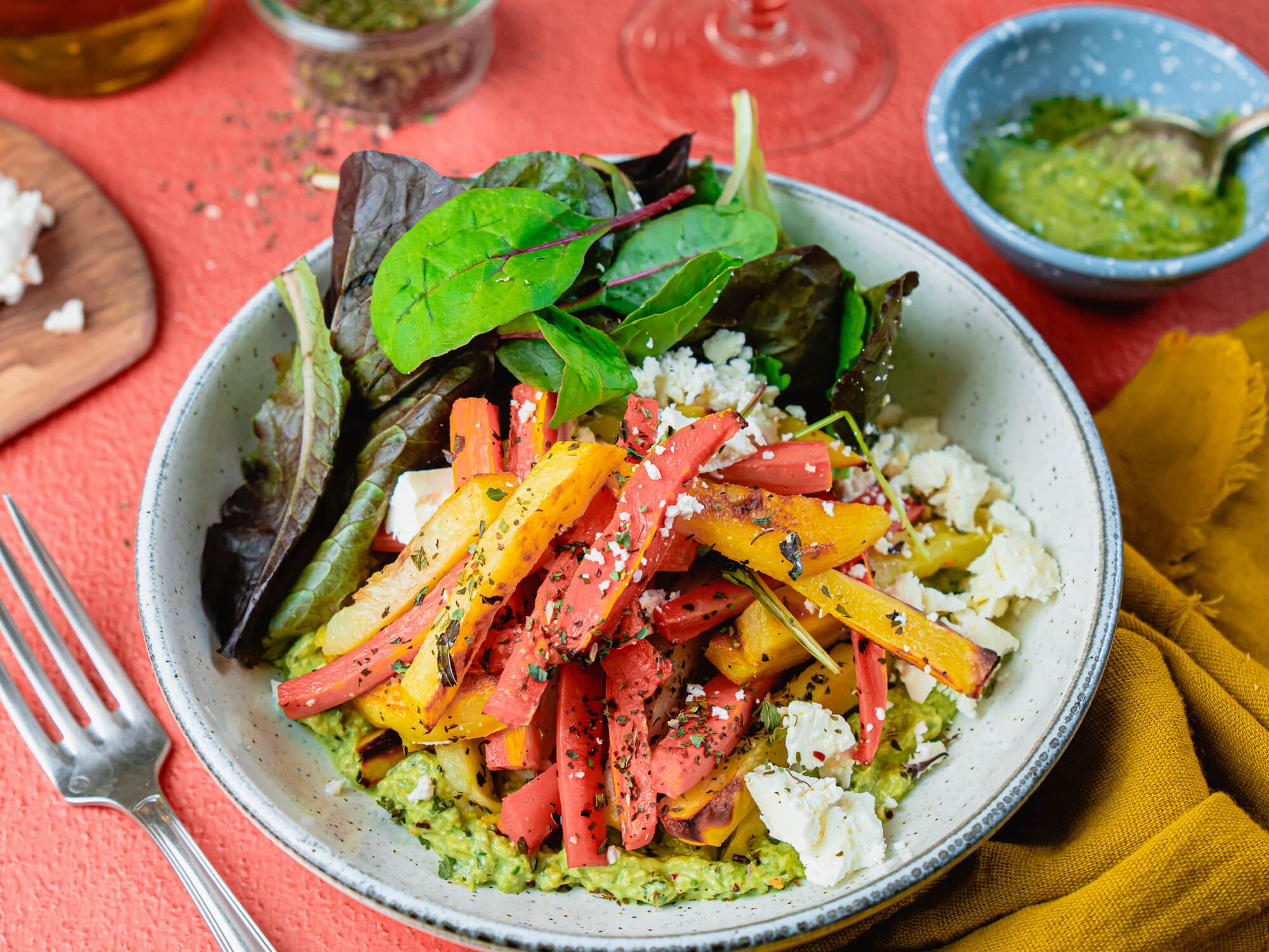 Légumes rôtis, feta et crème de pesto