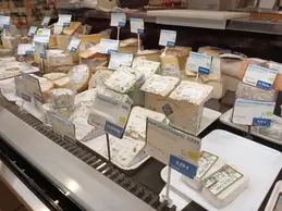 454-biocoop-au-ptit-bionheur-rive-de-gier-magasin-bio-fromage-coupe-service-traditionel.webp